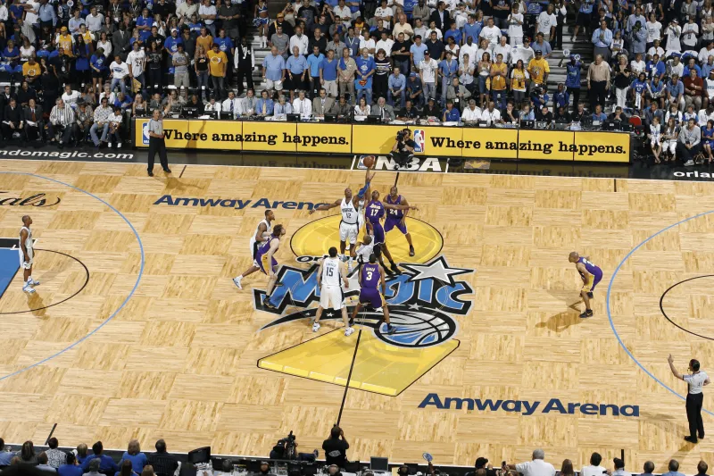 华体会体育app下载-怀旧经典！NBA官方分享2005年-2009年总决赛金杯LOGO地板